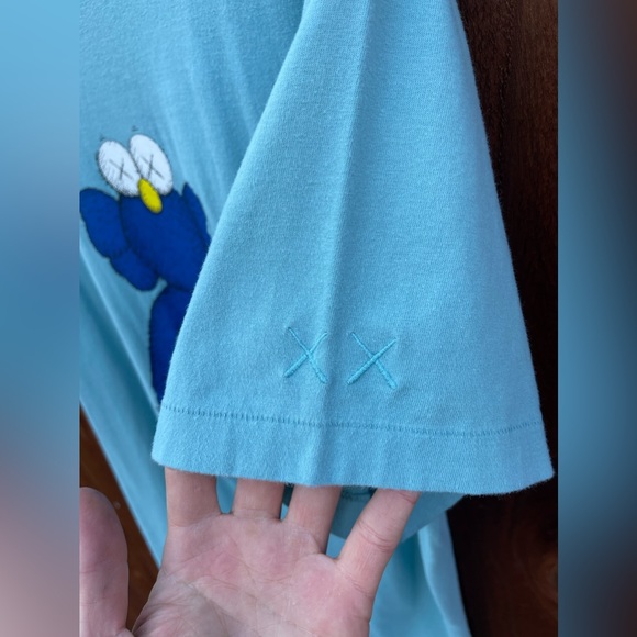 KAWS x Uniqlo Tshirt - Picture 3 of 4